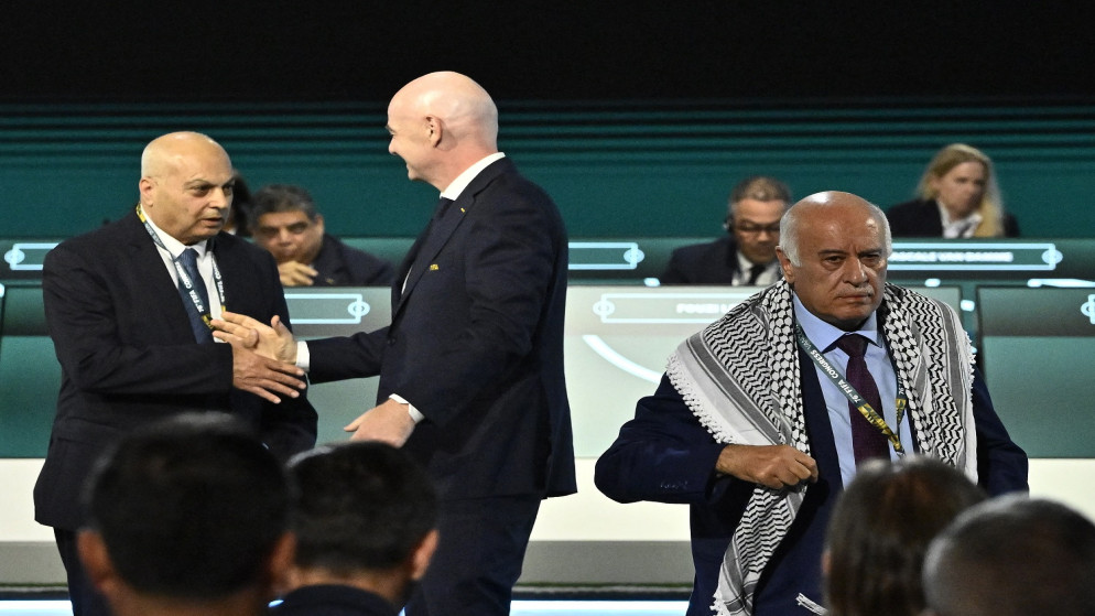 رفض مصافحة رئيس الاتحاد الفلسطيني لنظيره الإسرائيلي في مؤتمر الفيفا