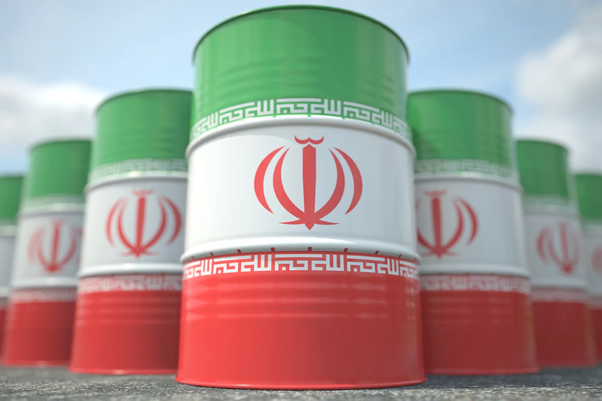 إيران تبدأ خفض إنتاج النفط لتفادي اكتظاظ الخزانات