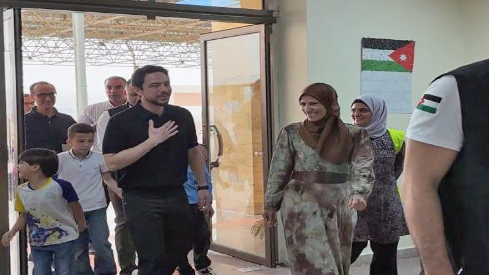 ولي العهد يتفقد العملية التعليمية في مجمع مدارس العقبة