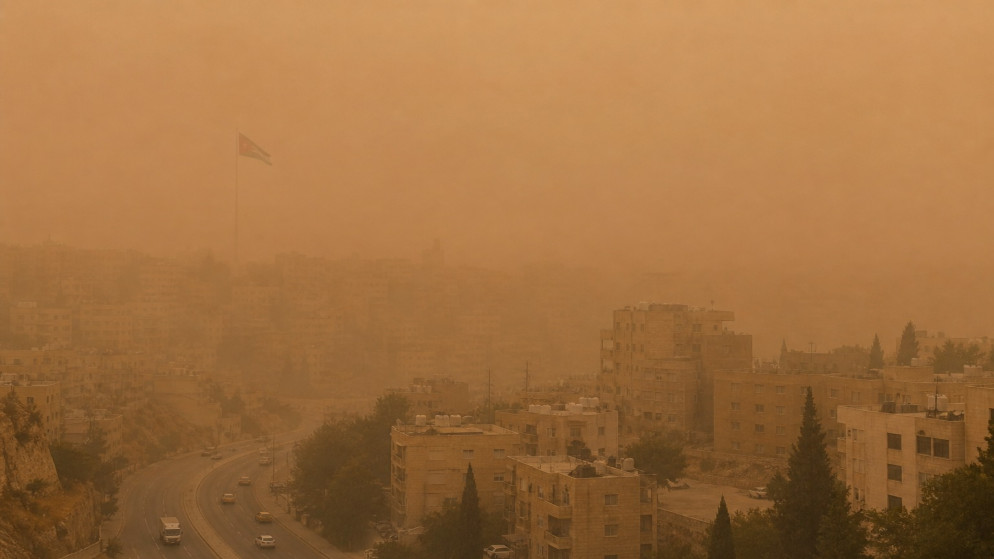 الأرصاد الجوية تحذر من تدني الرؤية بسبب الغبار في المناطق الصحراوية