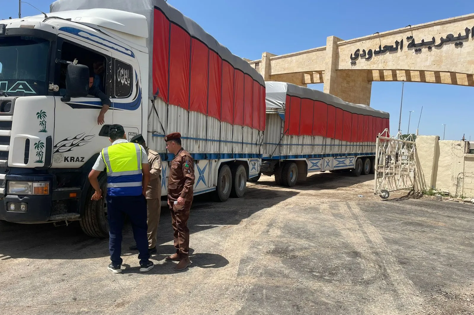 دخول شحنات تجارية سورية للعراق عبر منفذ ربيعة بعد 13 عام من الإغلاق