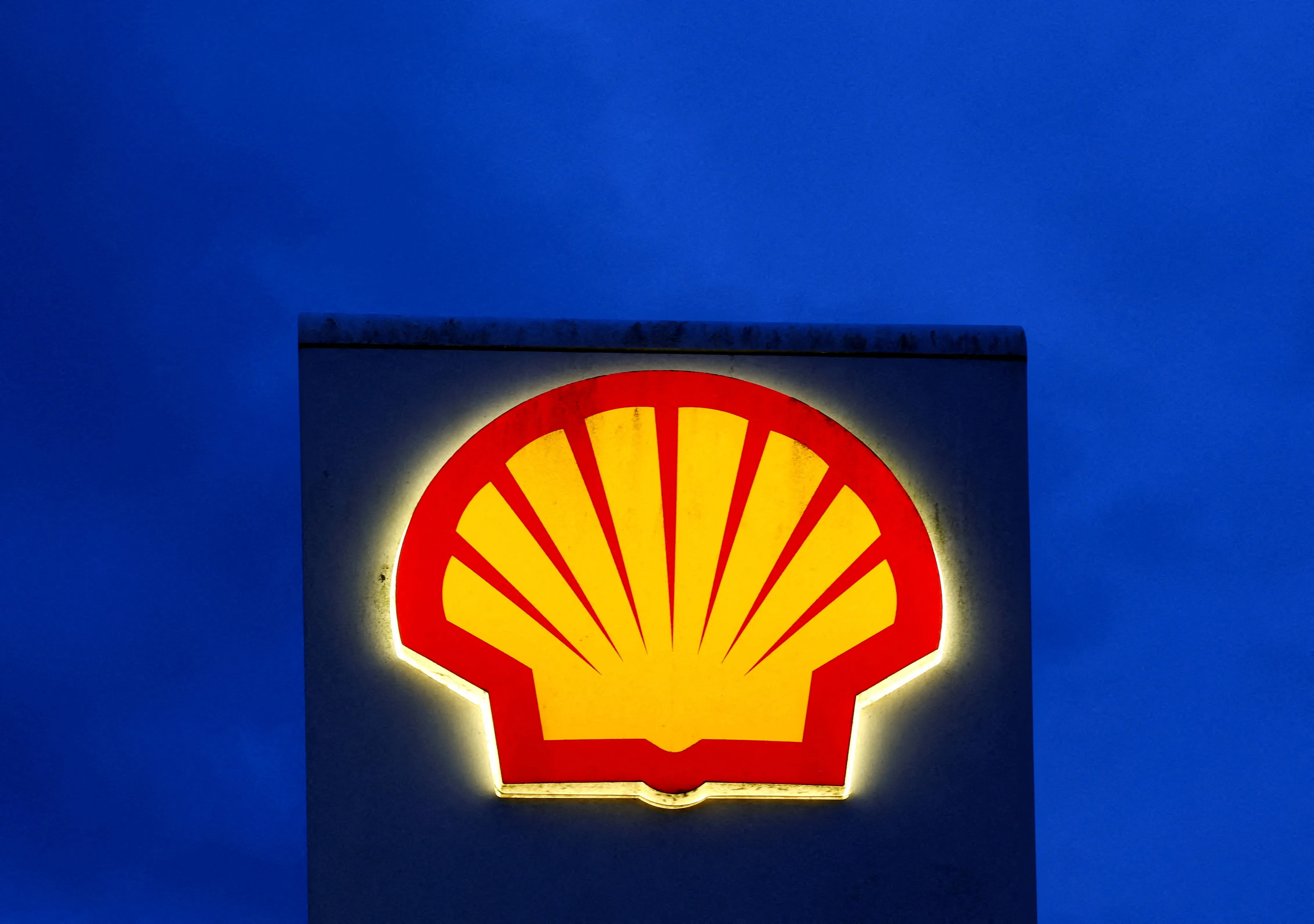 شل تحقق أرباحا فصلية قوية رغم تراجع الإنتاج بسبب التوترات الجيوسياسية