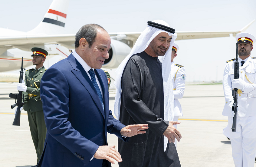 السيسي وبن زايد يتفقدان القوات المصرية في الإمارات ويؤكدان على التعاون الأمني