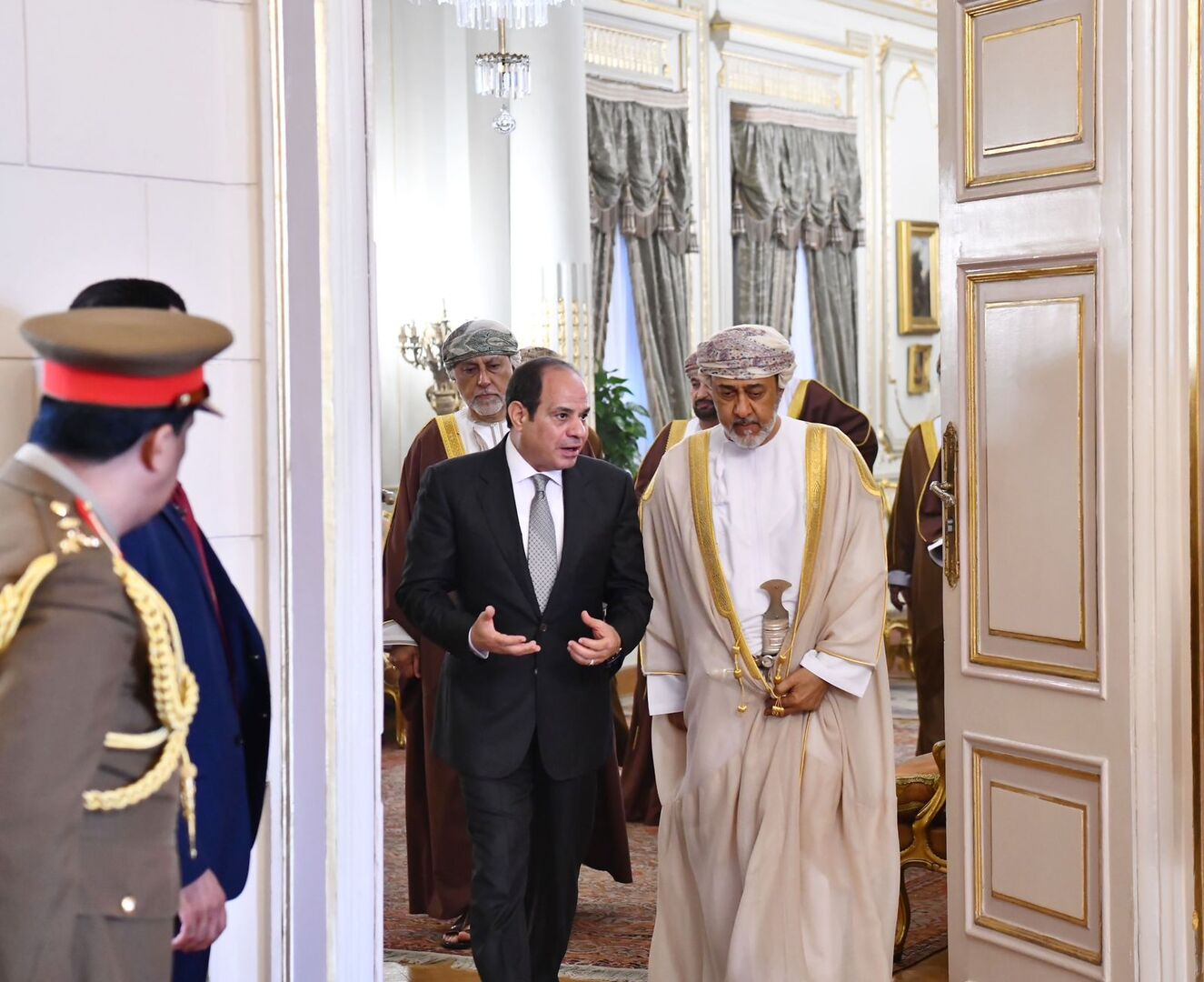 لقاء تاريخي بين هيثم بن طارق والسيسي في مسقط لتعزيز التعاون الإقليمي