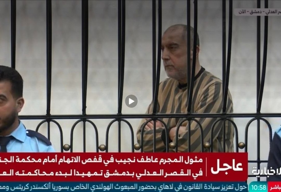 محكمة سورية توقف البث المباشر خلال محاكمة عاطف نجيب لحماية الشهود