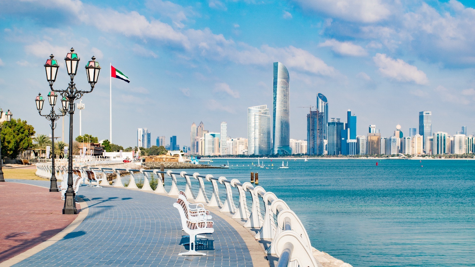 الإمارات تتصدى لطائرات مسيرة إيرانية وتؤكد جاهزيتها الأمنية
