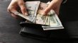 تراجع الدولار وسط ارتفاع أسعار النفط وعوائد السندات