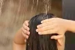 كيف تغسل شعرك بالطريقة الصحيحة وفق توصيات الأطباء
