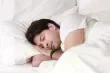 هل النوم بلا وسادة ينهي الام الرقبة ام يفاقم المشكلة؟
