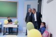 تحية لأهل هذا الطفل الذين صنعوا في داخله هذه البسمة، وزرعوا فيه الثقة التي جعلته يجلس بهذه العفوية والثبات أمام رئيس الحكومة.