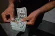 الدولار يرتفع وسط توترات تجارية وتصاعد الضغوط على العملة الكندية