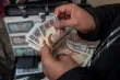 مواجهة انهيار الريال الايراني.. هل ينجح ضخ ملياري دولار في كبح جماح الدولار؟
