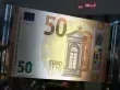 الدولار يكتسح واليورو يهوي الى مستويات قياسية بفعل اضطرابات الاسواق