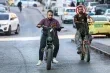 ازمة الوقود تدفع الفلسطينيين في الضفة نحو الدراجات الكهربائية كبديل اقتصادي
