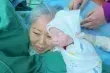 سيدة ستينية تنجب طفلتها الثانية في الصين بعد رحلة بحث عن الامومة