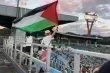 موقف تضامني لافت لناشطة يابانية مع فلسطين في ملاعب البيسبول