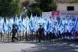 حرب نفسية ومضايقات مستمرة.. مستوطنون يحاصرون مقهى فلسطينيا بالاعلام في نابلس