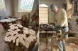 فنان فلسطيني يبعث الحياة في خشب الزيتون عبر مشغل العنقاء