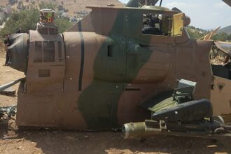 سقوط طائرة عسكرية مروحية فوق مخيم ابو نصير