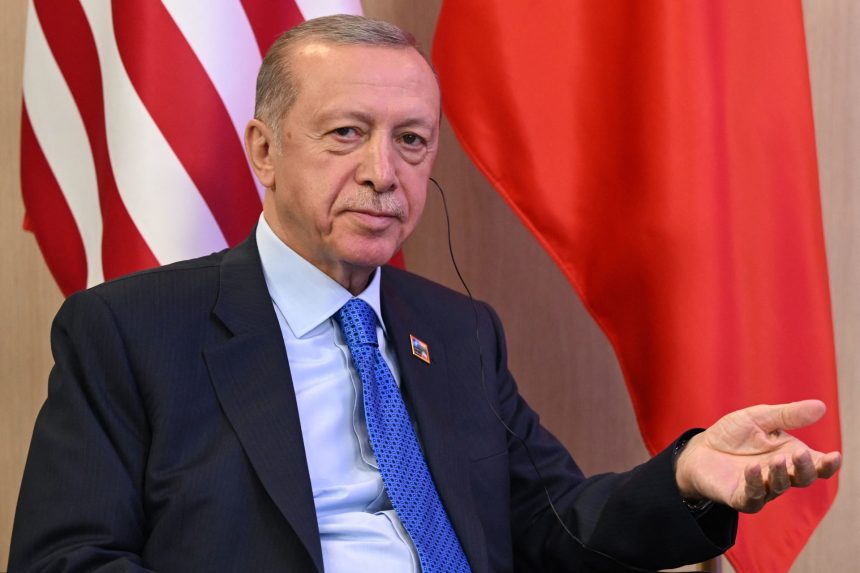 مؤتمر صحفي للرئيس ‎أردوغان قبيل مغادرته إلى ‎السعودية …