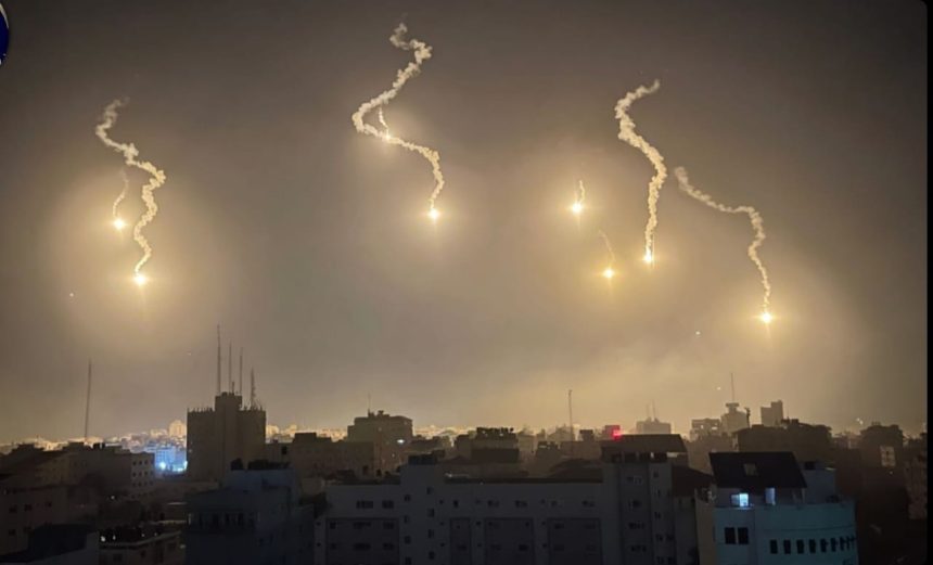 سماء مدينة غزة، مع أصوات انفجارات قرب مستشفى الشفاء